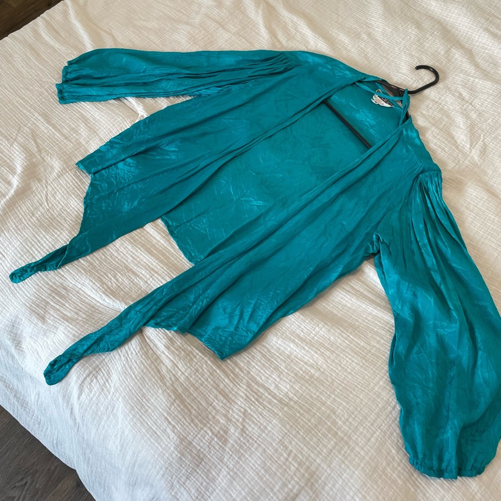 Vintage blouse sourced in Scotland! Fits like a large